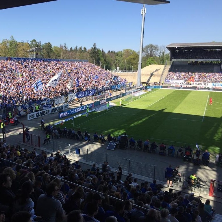 neue Tribüne ... Heimsieg über Meppen. KSC bleibt dran!
