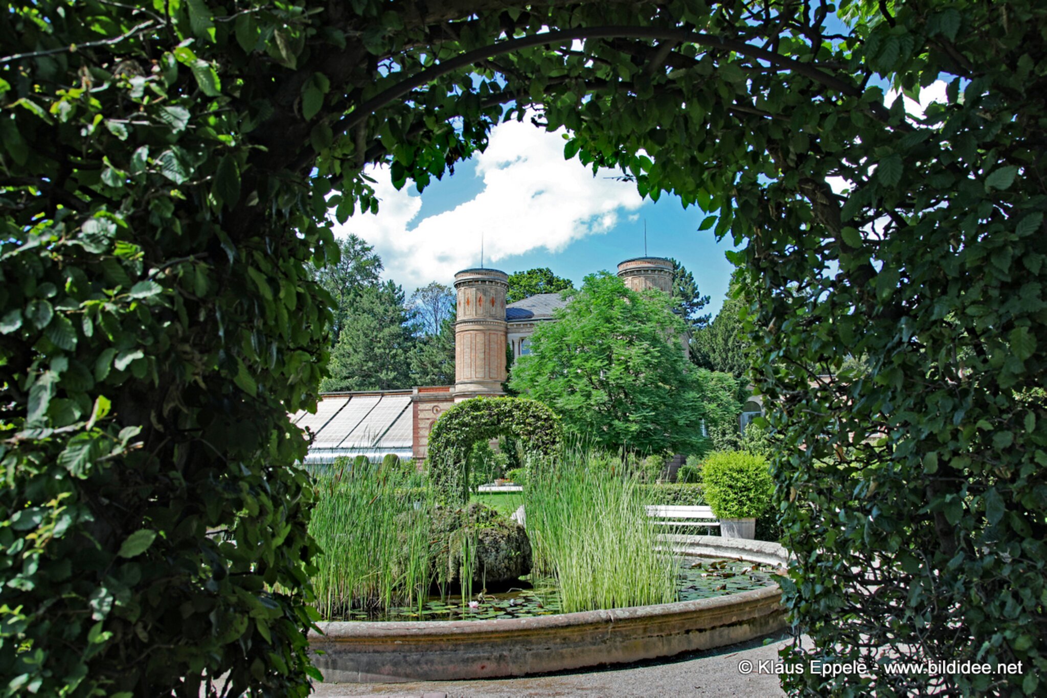 Brunnen und Torhaus im Botanischen Garten