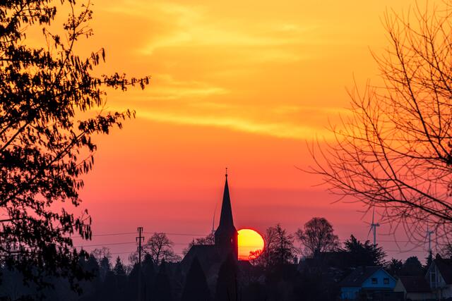 Die aufgehende Sonne hinter der Kirche von Gommersheim. Das erleuchtete Turmfenster macht die Kirche "lebendig".
Bild: privat/Georg Beck
