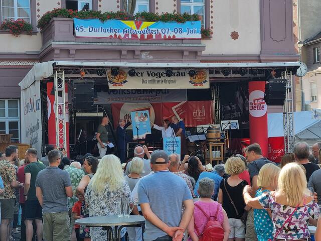 Mit viel Musik, bester Stimmung und dem traditionellen Fassanstich - diesmal von Thomas Rößler, Leiter der Hauptverwaltung im Durlacher Rathaus, startete das Durlacher Altstadtfest. 
Heute und morgen gibt's viel Programm in der Stadt - und wie gewohnt wird das "Wochenblatt" als langjähriger Partner darüber berichten. | Foto: www.jowapress.de