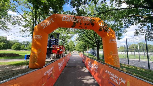 Es geht vom Stadion 5.5 km durch den Schlossgarten - und dann aber zum Ziel in den neuen Wildpark! | Foto: www.jowapress.de
