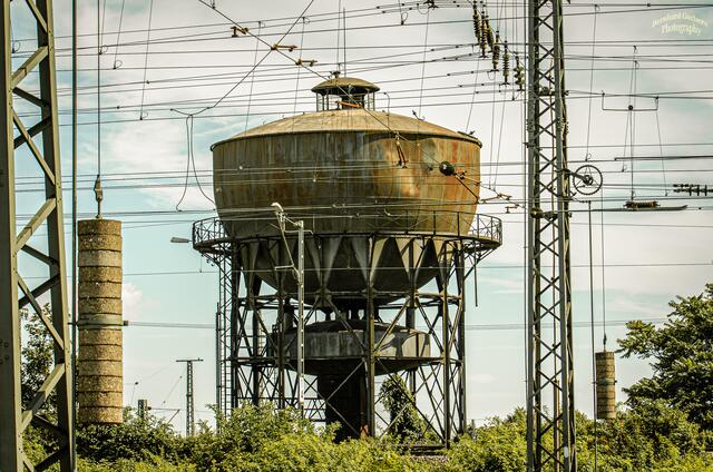 Alter Bahnwasserturm 

Der alte Eisenbahn-Wasserturm für Dampflokomotive befindet sich auf dem Rangierbahnhof Mannheim- Neckarau . 
Erbaut 1905 nach den Plänen des Architekten Leopold Stober ( 1871-1911 ) .  | Foto: Bernhard Garbers 