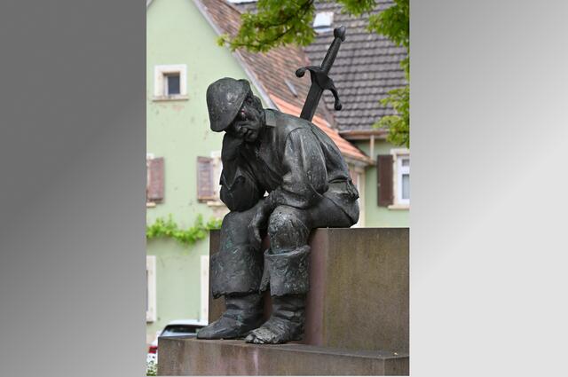 Bauernkriegsdenkmal in Nussdorf von Peter Brauchle nach einer Zeichnung von Albrecht Dürer. 
Zur Erinnerung an den Beginn des Bauernkriegs in Nussdorf im Jahr 1525. | Foto: Andrea Abt