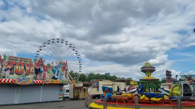 Karusselle, Fahrgeschäfte, Kinderangebote, Schau- und Belustigungsgeschäfte, Geschicklichkeitsangebote, Spielgeschäfte und Verlosungen, Süßwaren, Imbiss- und Ausschankbetriebe, Warenverkauf und viel Programm: Vom 29. Mai bis 9. Juni gibt's wieder Rummel auf dem Messplatz an der Durlacher Allee in Karlsruhe. Geöffnet ist täglich von 14 bis 23 Uhr, freitags und samstags bis 24 Uhr. 
Ein Termin, den man sich merken sollte: "Familientag" mit reduzierten Preisen ist am Donnerstag, 5. Juni
 | Foto: www.jowapress.de
