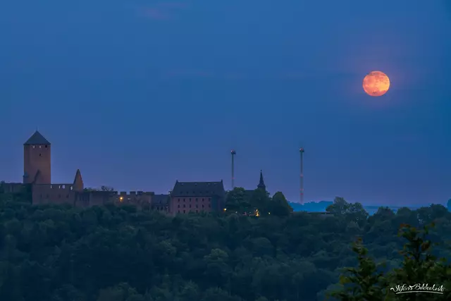 Erdbeermond über Burg Lichtenberg | Foto: Stefans Bilderkiste