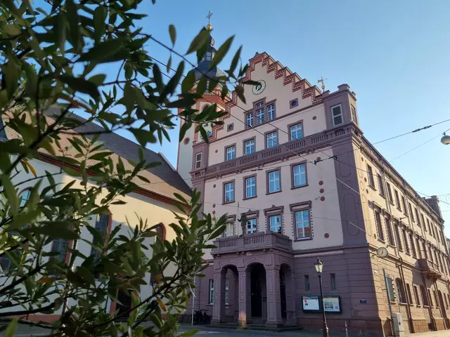 Kein Trubel am Durlacher Rathaus: Das wird beim Altstadtfest - am Wochenende, 4. und 5. Juli, - wieder anders sein.  | Foto: www.jowapress.de