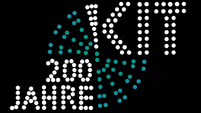 Am Freitag, 04. Juli 2025 heißt es: Augen auf, in den Abendhimmel schauen und staunen. Anlässlich seines 200-jährigen Bestehens zeigt das Karlsruher Institut für Technologie (KIT) „KIT Skylights – A Celebration of Innovation“, die erste Show mit Lichtdrohnen in Karlsruhe. Passenderweise steigen 200 kleine Flugkörper zwischen 22:15 Uhr und 22:30 Uhr vom Audimax am Campus Süd des KIT (Straße am Forum 1, 76131 Karlsruhe) in den Himmel. 

Die rund 15-minütige Show erzählt die Geschichte des KIT und seiner Innovationskraft – von der Gründung der Polytechnischen Hochschule im Jahr 1825 bis hin zu nachhaltigen und sicheren Technologien für unsere Zukunft. | Foto: KIT/DroneDreams