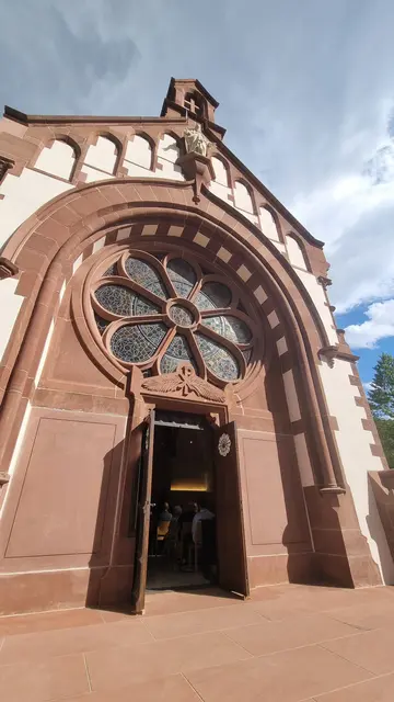 1902 wurde die historische Kapelle auf dem Bergfriedhof in Durlach geweiht. Doch sie drohte vor Jahren, durch Mängel in der baulichen Substanz, ihrem Ende entgegenzugehen. Nun wurde sie am Freitag, 27. Juni 2025, nach langer Sanierung wiedereröffnet.  | Foto: www.jowapress.de