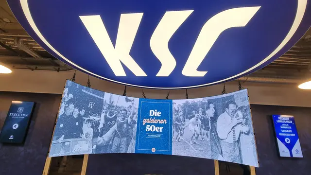 Am Sonntag, 6. Juli 2025, steigt im Karlsruher Wildpark der traditionelle KSC-Familientag. Von 12 bis 18 Uhr gibt’s Action für Groß und Klein, Mitmachaktionen, Musik, Fanstände, die Ausstellung (klimatisiert) ist geöffnet und dann steht natürlich das Highlight an, die Mannschaftsvorstellung samt Autogrammstunde ab 14 Uhr. 

Es ist die perfekte Gelegenheit, die neue Mannschaft hautnah zu erleben, gemeinsam blau-weiße Stimmung zu feiern und viele Bilder rund um den KSC zu machen. 
Der Eintritt ist frei – vorbeikommen lohnt sich! | Foto: www.jowapress.de