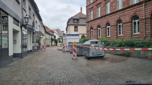 Material wird geliefert, Container werden angefahren und abgestellt, die Verkehrsbetriebe checken noch einmal die Wendemöglichkeit für die Straßenbahnen, Stände werden aufgebaut, die Absperrungen sind eingerichtet und Sicherheitssperrungen werden errichtet: Durlach verwandelt sich zum Ort des Altstadtfestes am Freitag und Samstag | Foto: www.jowapress.de
