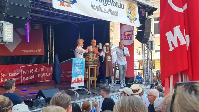 Fassanstich durch Oberbürgermeister Frank Mentrup, zusammen mit Ortsvorsteherin Alexandra Ries in Durlach | Foto: www.jowapress.de