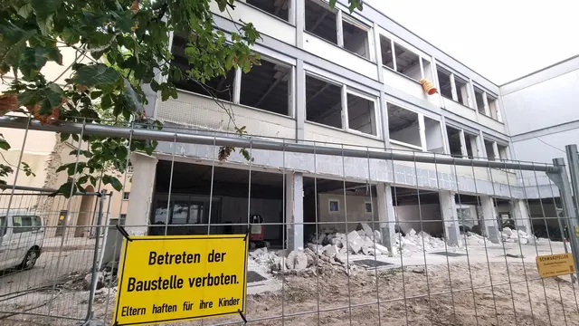 Der Rückbau der Pavillons der Schloss-Schule Durlach läuft Stück für Stück - dauert aber noch ein paar Monate! So wird dann auch der Blick von der Marstallstraße wieder frei auf die Durlacher Karlsburg. Angenehmer Nebeneffekt: Die Schulkinder bekommen mehr Platz im Schulhof. | Foto: www.jowapress.de