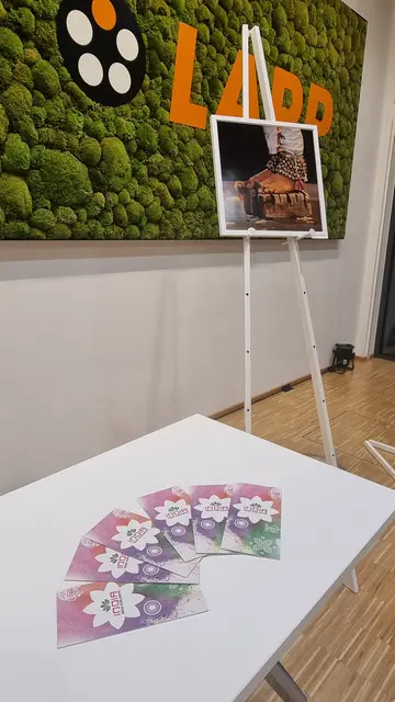 "Indische Begegnungen": Im Indischen Honorarkonsulat in der Landeshauptstadt startete die Ausstellung "Indische Begegnungen", die auch Infos zur anstehenden "India Week Karlsruhe" gab. 

Bis Freitag, 25. Juli 2025, zeigt die Ausstellung in den Räumlichkeiten der Firma „Lapp“, Schulze-Delitzsch-Straße 29 in Stuttgart, Werke von einer Künstlerin und zwei Künstern.

Vom 19. bis 30. Juli 2025 wird Karlsruhe zu einer Bühne für eine besondere Begegnung zweier Kulturen: Die Angebote verbinden dabei indische Kunst, Kultur, Musik, Film, Wirtschaft, Startups, Tourismus, Kulinarik und Austausch in einem vielschichtigen Programm. | Foto: IGNKA