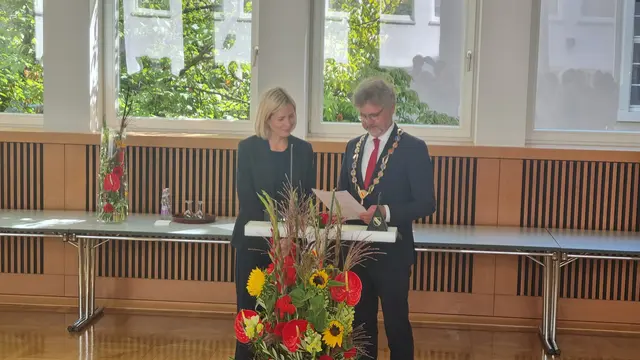 Yvette Melchien wird von OB Dr. Frank Mentrup im Karlsruher Rathaus vereidigt | Foto: www.jowapress.de