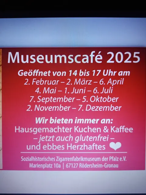 Während der Öffnungszeit des Cafés kann das Museum und die Bibliothek besucht werden.
Wir bieten hausgemachten glutenfreien Kuchen, Kaffee und Tee an.
Für alle die es herzhaft möchten gibt es Fleischkäse mit hausgemachtem Nudelsalat. | Foto: GUBO 