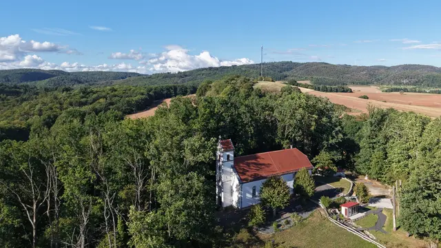 Luftbild der Kreuzkapelle Winnweiler
(mit freundlicher Genehmigung Bistum Speyer, vertreten durch Pfr. Carsten Leinhäuser, Winnweiler) mit dem Aufruf zur Spendenaktion "Helfende Hände" www.bit.ly/kreuzkapelle 

SPENDENKONTO 
Stichwort "Helfende Hände" 
Kirchengemeinde Heilig Kreuz Winnweiler
DE12 5405 1990 0007 0337 56
Sparkasse Donnersberg | Foto: Stephen Wüstenberg