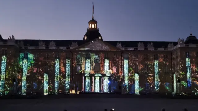Abend für Abend am Karlsruher Schloss - in dieser Woche ab 20.15 Uhr (bei freiem Eintritt)
Mehr unter https://www.schlosslichtspiele.info/ | Foto: www.jowapress.de