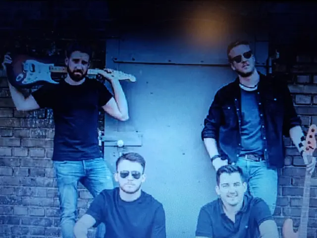 O’zapft is! Flow Control rockt das Rheingönheimer Oktoberfest – am 11. Oktober in der TG-Halle!
Feierwütige aufgepasst: Wenn Flow Control die Bühne entert, gibt’s kein Halten mehr!
Mit einer Mischung aus Wiesn-Hits, Rockklassikern und Partysound bringen sie die TG-Halle zum Kochen.
11. Oktober – Dirndl, Lederhosn &amp; Live-Musik vom Feinsten!
Das Rheingönheimer Oktoberfest wird legendär – swerd subba | Foto: Unbekannt 