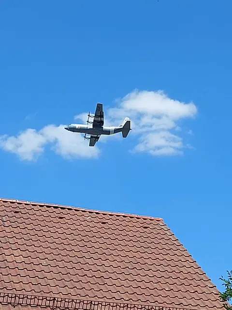 Flugzeug über den Dächern von Landstuhl  | Foto: Ralf Walz 