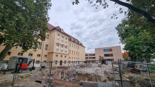 Mit dem Abriss der alten Gebäude wird die Karlsburg wieder gut sichtbar | Foto: www.jowapress.de
