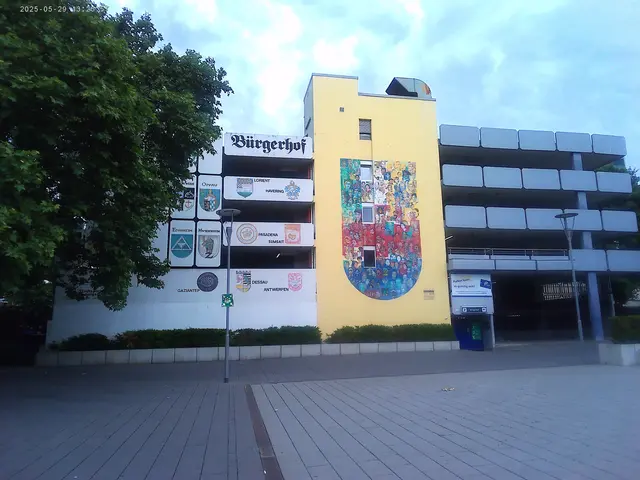 Es bereitet mir immer wieder Freude durch den "Bürgerhof" zu gehen. Oft sitzen Teilnehmer von VHS-Kursen dort auf den Bänken. | Foto: Foto: Günther H.P. Hummrich