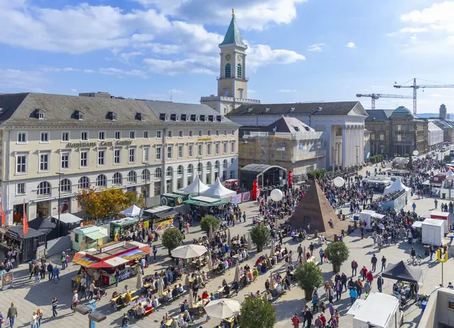Gutes Wetter, viele Angebote: „Die Karlsruher Innenstadt lebt – und das spricht sich herum“, sagt Martin Wacker, Geschäftsführer der veranstaltenden KME Karlsruhe Marketing und Event GmbH, am Ende eines erfolgreichen Stadtfest-Wochenende „Unser attraktives und vielfältiges Angebot auf der besonderen Bühne – unserer Karlsruher Innenstadt – wird sehr gut angenommen, und das nicht nur von den Karlsruherinnen und Karlsruhern, sondern auch von Gästen aus der weiteren Region, aus der Pfalz und aus Frankreich. Der Zustrom von außerhalb zeigt uns, dass Karlsruhe als Marke für Erlebnisse wirkt – weit über die Stadtgrenzen hinaus“, so Wacker weiter. Bei goldenem Herbstwetter feierten zigtausende Besucherinnen und Besucher zwei Tage lang ein friedliches und fröhliches Stadtfest voller Kultur, Leckereien, Shopping und Sport in der Karlsruher Innenstadt.  | Foto: Jürgen Rösner