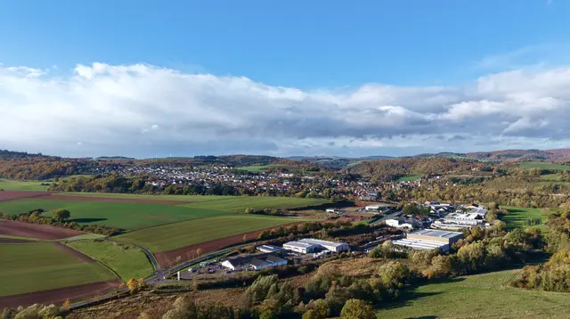 Winnweiler im Herbst
Luftbildaufnahme
Drohne DJI Air3s | Foto: Stephen Wüstenberg - Wartenberg-Rohrbach