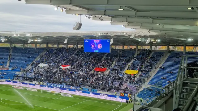 Der Fanblock in Karlsruhe ist schon gut gefüllt. Um 13 Uhr geht es los: KSC gegen Schalke 04 | Foto: www.jowapress.de