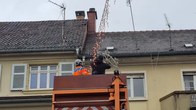 Die letzten Lichter und Sterne werden in der Pfinztalstraße aufgehängt und überprüft - und dann ist Durlach bereit für den weihnachtlichen Glanz | Foto: www.jowapress.de