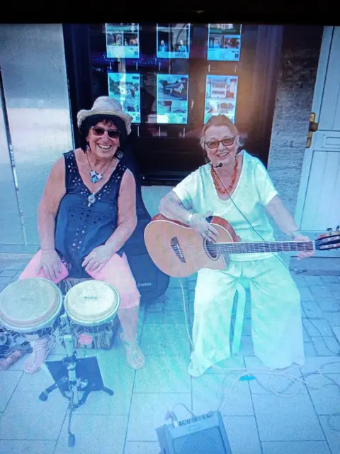  Spätlese Duo spielen eigene Lieder und weihnachtliches in Deutsch und Polnisch gemafrei!!!
Beate Ordon: Gesang und Keyboard
Sieglinde Bergmann: Percussion.

Weihnachtsmarkt Grünstadt
Am Sonntag,30.11.25
Von 15 Uhr 30 bis 18 Uhr | Foto: GUBO 