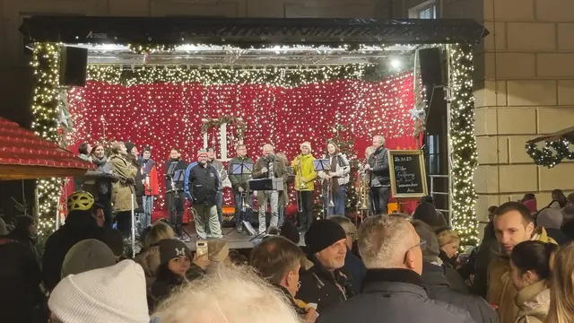 Der mittelalterliche Weihnachtsmarkt Durlach wurde am heutigen Mittwoch, 26. November 2025, eröffnet. Mit Feuerkörben, Kerzenlicht, Gauklern und Musikanten aus einer anderen Zeit fasziniert der Markt Familien. Dazu bieten Handwerker, Händler und die Ritter der "Badischen Schwertspieler" einen Einblick in frühere Zeiten.
Täglich gibt es bis Sonntag, 21. Dezember 2025, Programm - geöffnet ab 11.30 Uhr | Foto: www.jowapress.de