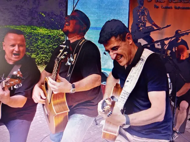 Vor der Eröffnung des Rheingönheimer Weihnachtsmarkts spielen wir am Freitag 5.12.25 ab 18:00 Uhr zum Abschluss der Jahres an der Paul-Gerhardt-Kirche. Selbstverständlich gibt es Essen und Glühwein. 😀
Der Weihnachtsmarkt ist von der Haupstraße gesehen direkt hinter der Kirche. Parken kann man auf der Hauptstraße in Rheingönheim. | Foto: GUBO 