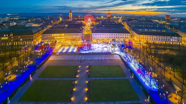 Blick auf die "Eiszeit" (bis 25. Januar 2026) vor dem Karlsruher Schloss, das Riesenrad auf dem Marktplatz mit Stadtkirche links und Rathausturm rechts | Foto: KME/Jürgen Rösner