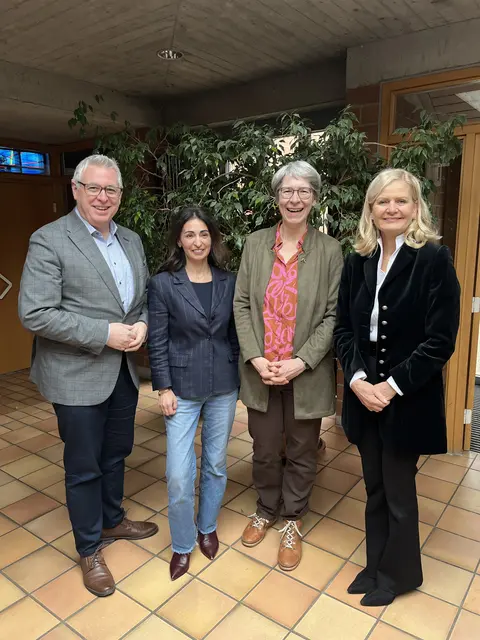 v.l. Bürgermeister Thorsten Riehle zusammen mit den Kandidatinnen von CDU (Sengül Engelhorn), Bündnis90/Die Grünen (Elke Zimmer) und FDP (Kathrin Kölbl) auf dem Neujahrsempfang in Neuhermsheim  | Foto: Aljoscha Kertesz