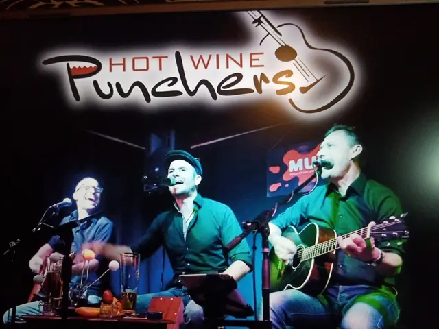 HOT WINE PUNCHERS 🔥🍷🎸  LIVE im Irish Pub Inside Speyer ☘️
Drei Barhocker, drei Stimmen,zwei Akkustikgitarren, eine Rassel im authentischsten Pub außerhalb Irlands 💚
Donnerstag 29.01.26
HOT WINE PUNCHERS 
Live im Irish Pub Inside Speyer  ☘️
Doors 19 Uhr
Live Musik ab ca 19.30 Uhr
Die Band „Hot Wine Punchers“, um Stefan Born, zuletzt mit BORN bei uns im Pub, präsentieren ausgewählte Perlen der Popgeschichte pur und unplugged und singen sich mit Charme in die Herzen ihrer Zuhörer.
Es erwartet euch ein abendfüllendes Programm mit z.B. Pauls „Blackbird“ im Stile von Crosby, Stills und Nash, oder Stings „Englishman in New York“. Die „Hollies“ werden mit „Radiohead“ gemixt (gepuncht) und viele andere Songperlen mit großer Hingabe, Dampf und ausgeklügelten dreistimmigen Arrangements auf die Bühne gebracht.
The Hot Wine Punchers bieten Spaß und Musikgenuss für Liebhaber guter, handgemachter Popsongs. | Foto: GUBO 