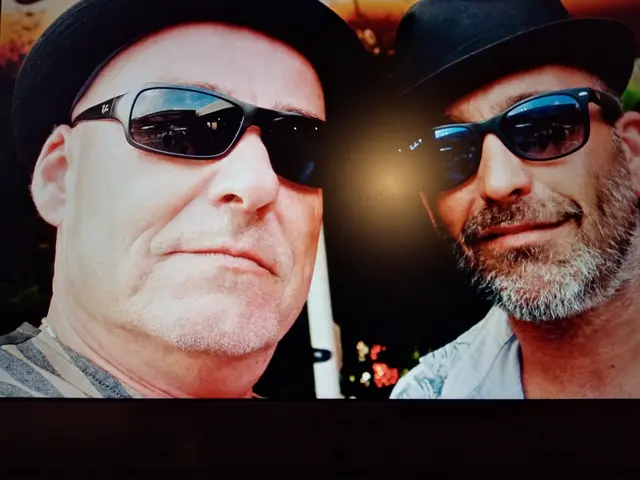 Sonntag 22.02.2026 um 16 Uhr

Der aus Straßburg stammende und seit 1990 in Paris und in der Nähe von Biarritz lebende und tätige
Gitarrist, Harpspieler und Sänger Eric D. Larsen alias „Larsen Blues“ sowie der Frankfurter Schlagzeuger &amp;
Percussionist Andy Simon haben sich 2007 an der wilden Atlantikküste zwischen Bordeaux und Biarritz im
Südwesten Frankreichs im Rahmen einer Jamsession kennen- und lieben gelernt. Beide Musiker verbindet
die Liebe und Leidenschaft zum Blues, Soul, Jazz, Funk &amp; Rock. Eric und Andy sind seit nunmehr 40 Jahren
in unterschiedlichen Bandprojekten und als Solisten aktiv und haben jeder weit über 1000 Konzerte in
Europa und über Europas Grenzen hinaus gegeben. Nach etlichen gemeinsamen Konzerten innerhalb der
vergangenen 16 Jahre in Frankreich sowie vier erfolgreichen Clubtouren in Deutschland vor der Corona-
Pandemie in den Jahren 2019 und 2020 haben die beiden nun endlich wieder eine weitere Clubtour in
Deutschland zusammenstellen können.
Eric und Andy glänzen mit viel Spielfreude, jeder Menge Charme und einer energiegeladenen Performance.
Es ist nicht nur ihre Virtuosität, die den Zuhörer beeindrucken, mehr noch transportieren die beiden Künstler
eine emotionale Bandbreite, die unwillkürlich berührt und die Zuhörer in ihren Bann ziehen. Ihr Repertoire
besteht aus Stücken, die sie selbst geprägt und berührt haben und welche daher mit Liebe und Sorgfalt
ausgewählt wurden, ohne dem Mainstream zu verfallen. In eigenen Interpretationen bekannter Songs von
u.a. Prince, Jimmy Hendrix, Bill Withers, Albert King uva. führt das Duo sein Publikum durch eine Welt
bekannter Klassiker aber auch außergewöhnlichen Songs aus den Bereichen Blues, Soul, Jazz und Rock,
immer groovy, funky &amp; mit Seele. Darüber hinaus präsentieren die beiden Musiker auch einige von Erics
Eigenkompositionen und natürlich eine feinste Auswahl französischsprachiger Chansons von u.a. Serge
Gainsbourg oder Jaques Brel.
Ein außergewöhnliches Duo: Leidenschaft, Verve, Esprit und ein mitreißender Sound mit minimalem
Equipment und akustisch - das ist es, was das Duo einzigartig macht.
Mehr Infos im Web: www.larsenblues.com, www.groovy-andy-simon.de Weniger anzeigen
Alsheim
 | Foto: GUBO 