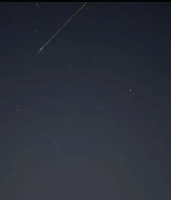 Da war sie, zufällig vor meine Linse gefolgt. Oder doch mit Absicht? 

Zack, kurz Kind sein... Augen schließen und "ja", ich habe mir was gewünscht. | Foto: Manu Wo