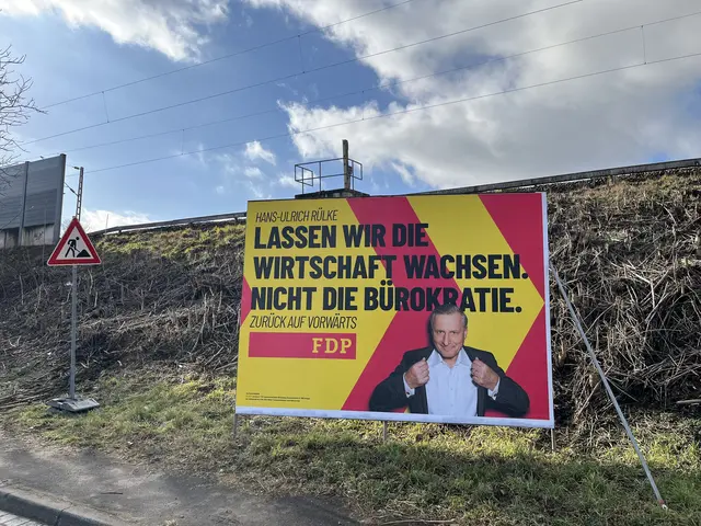 Das nutzloseste Plakat des diesjährigen Landtagswahlkampfs steht in der weiterhin für den Durchgangsverkehr gesperrten Hermsheimer Straße in Mannheim. | Foto: Aljoscha Kertesz