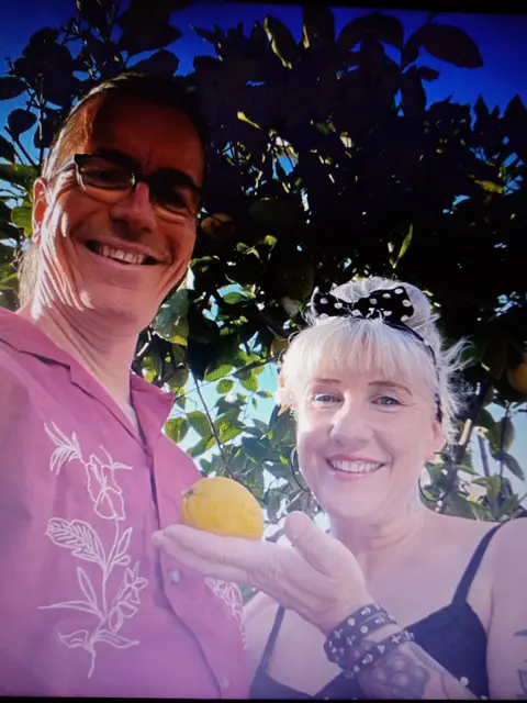  Euch erwartet wie immer ein buntes Programm aus Originals und originellen Covers aus den 60 er bis 90 er.Jahren. Wir begleiten unsere Lieder mit Banjo, Gitarre, Mandoline, harp und unserem zweistimmigen Gesang.
Eintritt frei- Klaus geht mit dem Hut rum
Freitag,13.März 2026 um 19 : 30 Uhr | Foto: GUBO 