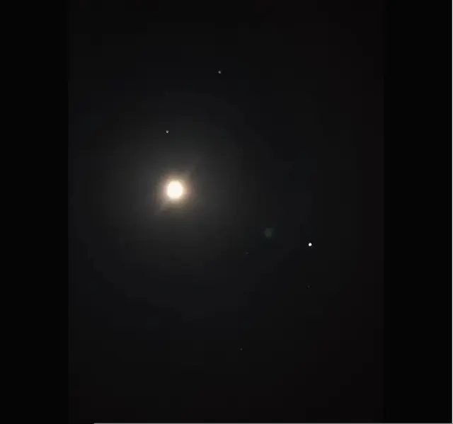 Jupiter neben dem leuchtenden Mond. | Foto: Manu Wo