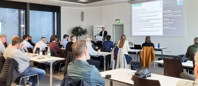 Wenn Photovoltaik, Wärmepumpe und E-Auto wirklich zusammenspielen sollen, braucht es mehr als gute Einzeltechnik. Genau dieses Spannungsfeld zog viele Fachleute, Handwerksbetriebe und interessierte Anwender in die Bildungsakademie der Handwerkskammer Karlsruhe. 
Der „Brennpunkt“ des Energie-Netzwerks fokus.energie e.V. traf sichtbar einen Nerv, entwickelte sich schnell zu einem lebendigen Forum rund um dynamisches Lastmanagement.
Mehr Infos unter https://www.fokusenergie.net | Foto: fokus.energie