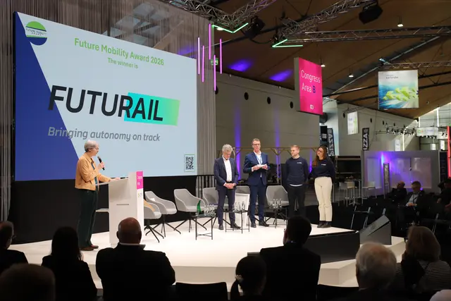 Das deutsch-französische Startup „Futurail“ wurde mit dem „Future Mobility Award 2026“ (FMA) in der Messe Karlsruhe ausgezeichnet. Der innovative Lösungsansatz überzeugte die Jury durch seine hohe Praxisnähe: 
„Futurail“ bringt Autonomie auf die Schiene, setzt dabei konsequent auf nachrüstbare Technologie für bestehende Flotten ebenso wie auf Integration in Neufahrzeuge (v.l.) Elke Zimmer, Staatssekretärin im baden-württembergischen Verkehrsministerium, Karlsruhes Oberbürgermeister Dr. Frank Mentrup, Moderator, Maximilian Schöffer, Mitgründer und CCO, und Filipa Menezes, Founders Associate, von „Futurail“ | Foto: www.jowapress.de