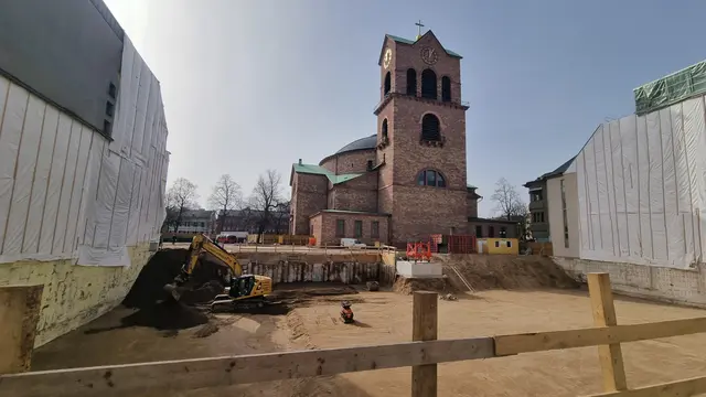Der Umbau bei St. Stephan in Karlsruhe läuft. Das alte Pfarrhaus und das Gemeindezentrum sind weg - jetzt geht es an den Neubau: Das Forum St. Stephan soll bis Ende 2027 entstehen. | Foto: www.jowapress.de
