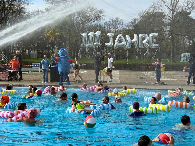 Mitten im März wurde in Karlsruhe die Freibadsaison eingeläutet - im Sonnenbad! Als eines der ersten Freibäder Deutschlands ging der Freibadbetrieb los. Bei milden 15 Grad Lufttemperatur kamen zum traditionellen Saisonauftakt mehrere hundert Besucher - und sprangen ins 27 Grad warme Wasser! | Foto: Bäder
