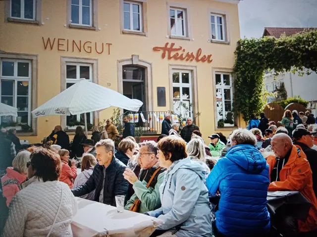 Auf dem Obermarkt unserer schönen Kurstadt findet das Marktfrühstück der Stadt Bad Dürkheim in Zusammenarbeit mit dem Weingut Heissler statt. Jeden ersten Samstag im Monat begrüßen wir Dich zu einem ausgewogenen Frühstück, erfrischenden Getränken, gemütlichen Sitzgelegenheiten und mitreißender Live-Musik.
Das Weingut Heissler versorgt Dich mit spritzigem Secco, frisch gebrühtem Espresso, fruchtigen Säften und erstklassigen Weinen und Weinschorlen. Für den kleinen und großen Hunger sind die Marktstände zuständig, die Dir saisonale Gerichte und Kleinigkeiten für auf die Hand zaubern.
Während der Veranstaltung steht Dir ebenfalls der Verkaufsraum des Weinguts zur Verkostung und zum Einkauf zur Verfügung.
Und diese Musikacts erwarten Dich:
04. April: Stefan Kahne &amp; Friends
02. Mai: Acoustic Fight
06. Juni: Mr. Jones
04. Juli: Winestoned
01. August: Lindy Huppertsberg Jazz Quartett
05. September: Benjamin Penna &amp; Band | Foto: GUBO 