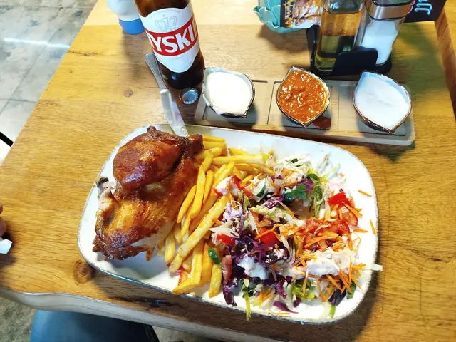 *Herzliches Lokal* – Freundliche Mitarbeiter, treue Stammgäste, super Essen: Hier stimmt die Chemie. Preis-Leistung top, sauber und kinderfreundlich.

Das Hühnchen ist der Hit, inklusive den Dipsoßen. Ein Muss für jeden, der gutes Essen zu schätzen weiß.

https://huehnerstall-mannheim.metro.rest/?lang=de | Foto: Manu Wo 