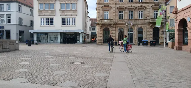 Die Luft war frisch und die Straßen noch ganz ruhig. Sie hatten Zeit für ein paar Worte, ein Lächeln und einen guten Start in den Tag.  | Foto: Liubov Arnold