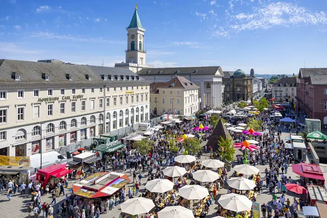 Mit einem bunten und vielfältigen Programm feierte Karlsruhe in der Innenstadt das "Fest der Sinne", dazu in Durlach den Frühlingsanfang mit einem vielfältigen Programmangebot: Leckereien für alle Geschmäcker, Genussmarkt, Unterhaltung, Straßenkunst, besondere Angebote des Handels, ein verkaufsoffener Sonntag, Museumsfest im Pfinzgaumuseum, historische Feuerwehrfahrzeuge.
Das umfangreiche Programm zog Besucherinnen und Besucher aus der gesamten Region nach Karlsruhe und Durlach. | Foto: KME/Jürgen Rösner