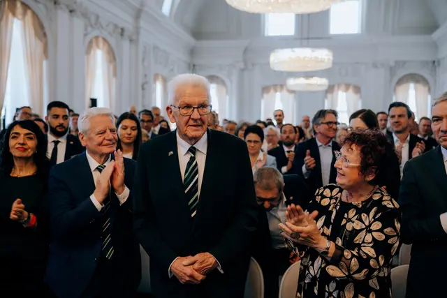 Applaus für den scheidenden Ministerpräsident: Mit einem Festakt im Neuen Schloss in Stuttgart ist Ministerpräsident Kretschmann heute, 29. April 2026, offiziell verabschiedet worden. Nach dem Empfang gab das Heeresmusikkorps Ulm der Bundeswehr zu seinen Ehren eine Serenade im Ehrenhof des Neuen Schlosses. | Foto: Staatsministerium Baden-Württemberg/Ilkay Karakurt