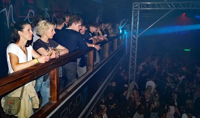 Ein Blick von der Empore der Eventlocation MaTriX. Bei der immens beliebten Aftershow-Party war wie gewohnt volle Hütte angesagt! | Foto: Peter Schneider